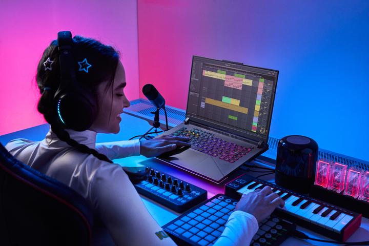 Produktbild ASUS G614JIR-N4139W (16", 2000 GB, 16 GB, Eng. Int., Intel Core i9-14900HX)