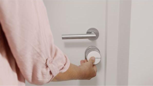 Actual product image Tedee GO door lock silver (Smartphone)