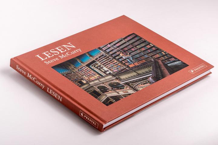 Actual product image Steve McCurry Lesen. Exklusive Sonderausgabe des Foto-Bestsellers (German, Paul Theroux, 2024)