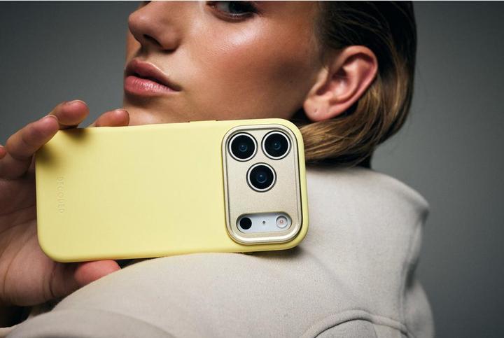 Actual product image Decoded Silicone Backcover Apple iPhone 17 Pro Yuma Yellow (Apple iPhone 17 Pro)