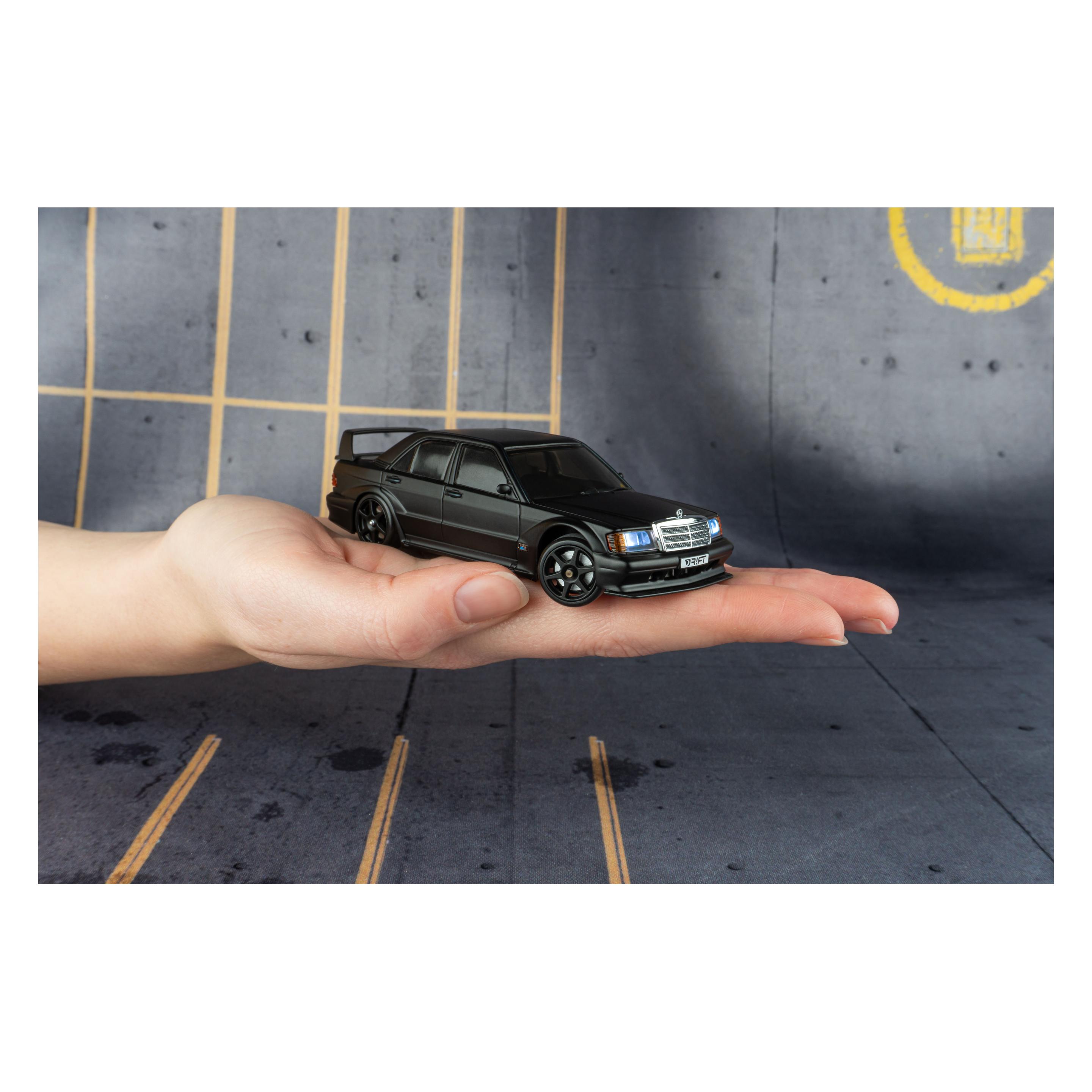 DTM-Legende Kurt Thm bem Unboxng des Sturmknd Dr!ft Mercedes 190E