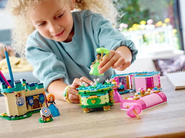 Actual product image LEGO Aurora's, Merida's and Tiana's magic works (43203, LEGO Disney)