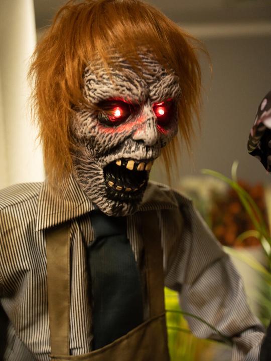 Produktbild Europalms Halloween Figur Zombie mit Kettensäge, animiert, 170cm