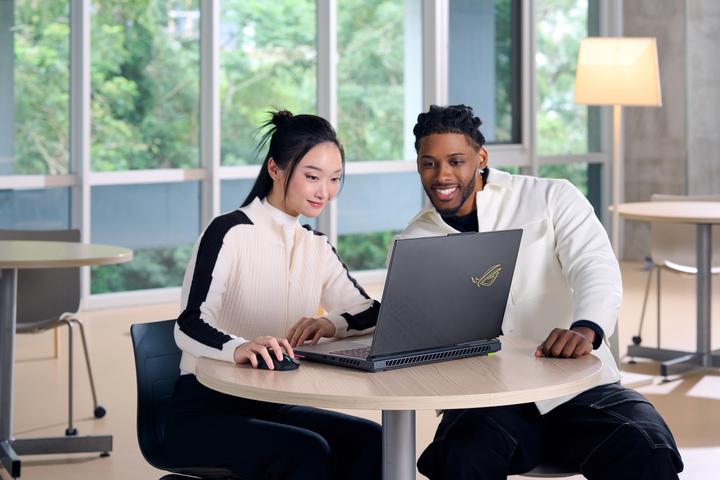 Produktbild ASUS ROG Strix G18 (18", 2000 GB, 32 GB, Eng. Int., AMD Ryzen 9 8940HX)