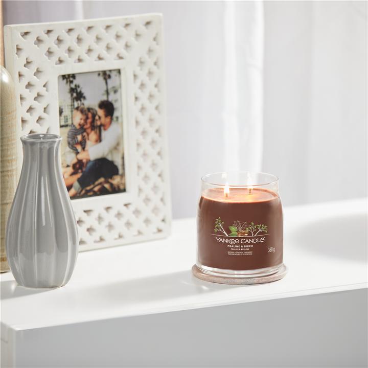Actual product image Yankee Candle Praline & Birch Signature Medium Jar Scented Candle