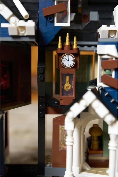 Actual product image LEGO Stranger Things: The Creel House (11370, LEGO Icons)