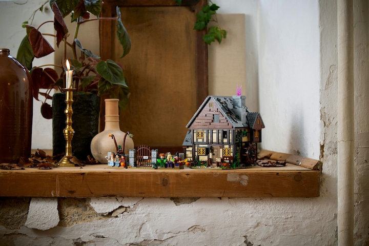 Productafbeelding LEGO Disney Hocus Pocus: De Sanderson Sisters' Cottage 21341 (21341, LEGO Ideeën, LEGO Zeldzame Sets)