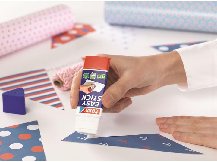 Produktbild tesa EASY STICK Klebestift ecoLogo, dreieckig, geruchsneutraler Klebstick für Papier / Pappe
