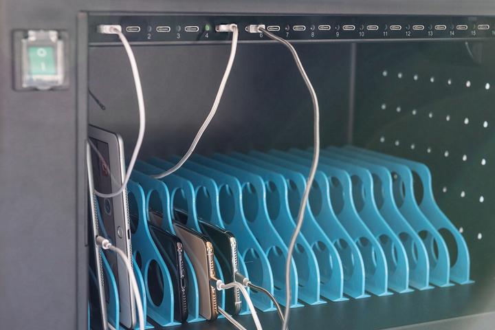 Produktbild Digitus Mobiler Ladeschrank, 14", USB-C, elektr. PIN Schl. 16 Ladestationen, Lüfter, 384 x 550 x 375 mm