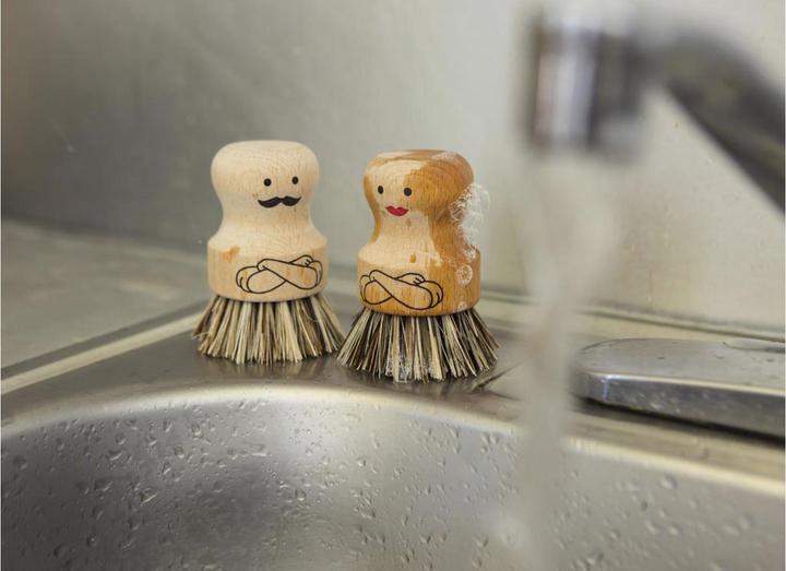 Immagine prodotto Kikkerland Spazzola di pulizia MR&MRS Marrone chiaro