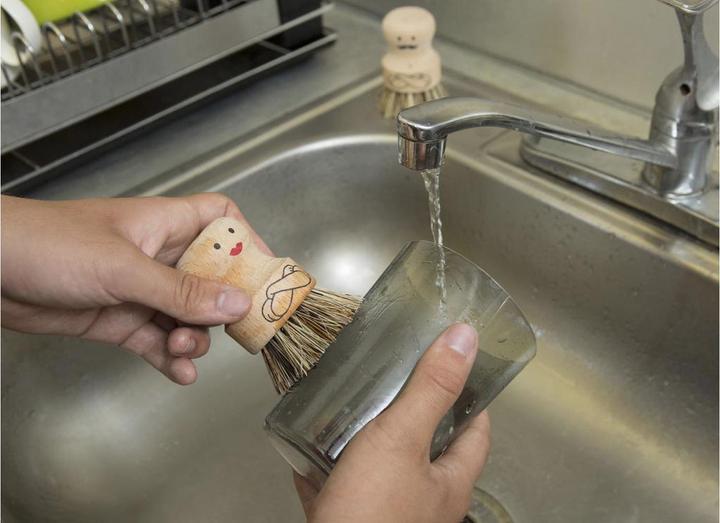 Immagine prodotto Kikkerland Spazzola di pulizia MR&MRS Marrone chiaro