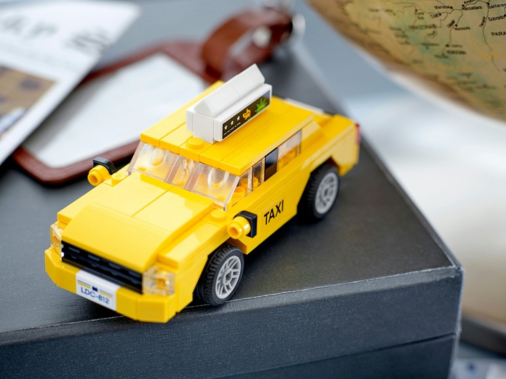 Actual product image LEGO Yellow Taxi (40468, LEGO Rare Sets)