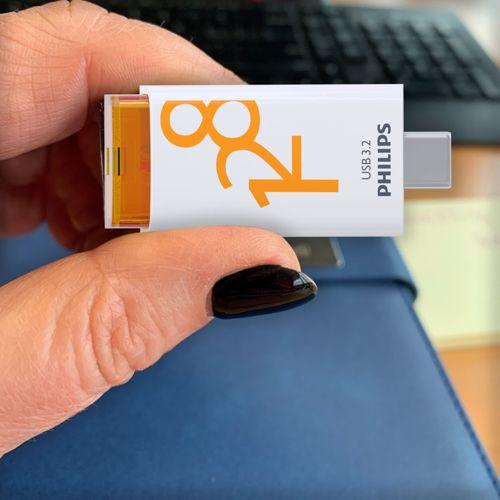 Actual product image Philips USB 3.2 128GB Click Series Gen 1 USB-C (128 GB, USB-C)