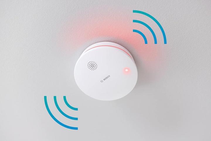 Immagine prodotto Bosch Hausgeräte Kit avvio sicurezza casa intelligente con rilevatore fumo e sensore porte/finestre, controllo app