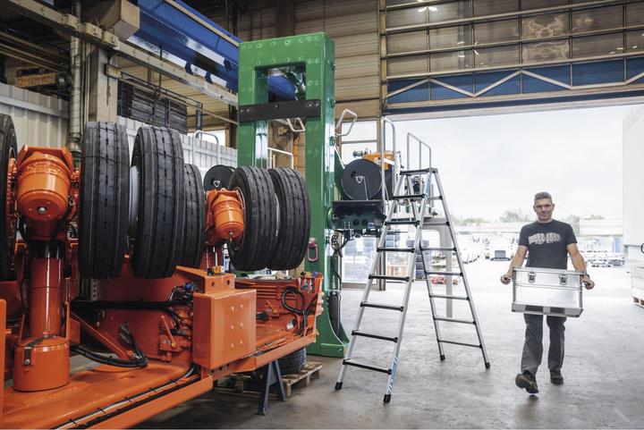 Actual product image Zarges Stepladder Z600, double-sided access, 2 x 3 steps (Stepladder, 74 cm)