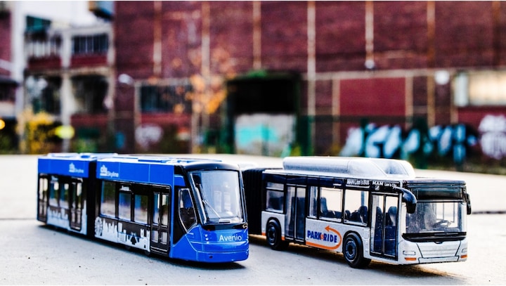 Productafbeelding Majorette Man City Bus en Siemens Avenio Tram
