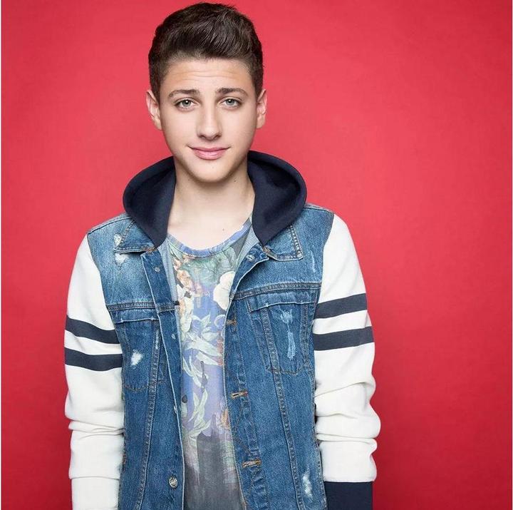 Actual product image Savage Background 2.72 x 11m Red (272 cm, 1100 cm)