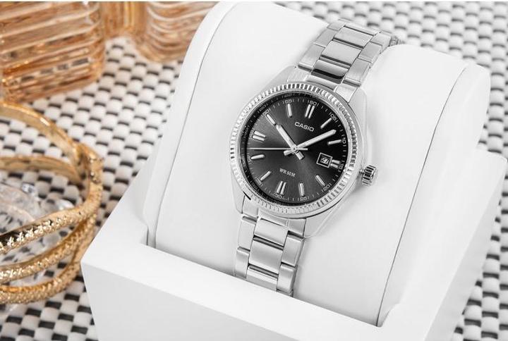 Actual product image Casio LTP-1302D-1A1VEF (Analogue wristwatch, 34.50 mm)