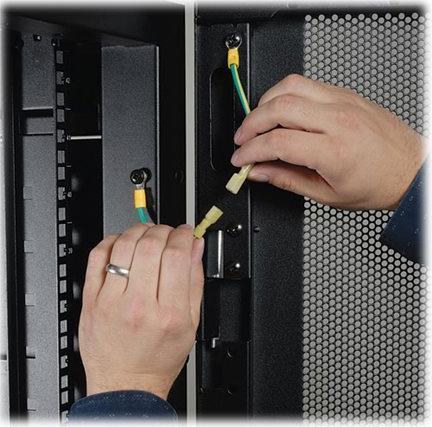 Produktbild Eaton 42U SmartRack Wide Standard-Depth Rack Enclosure Cabinet with Two Pre-Installed SRCA (42 HE, 19 Zoll Rack)