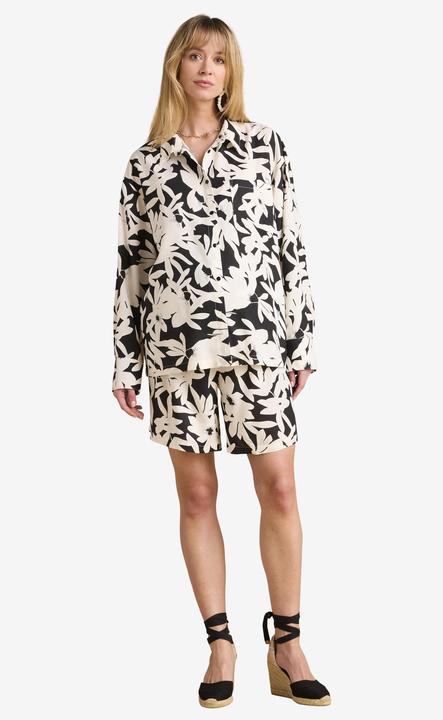 Actual product image Envie de Fraise Set für Schwangerschaft und Stillzeit: Bluse & Shorts mit Blumenprint (46)