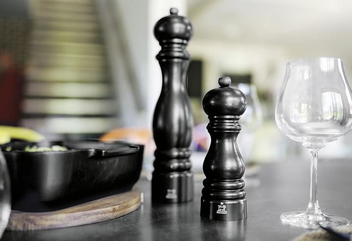 Actual product image Peugeot Pepper mill Paris black sat18 (Pepper)