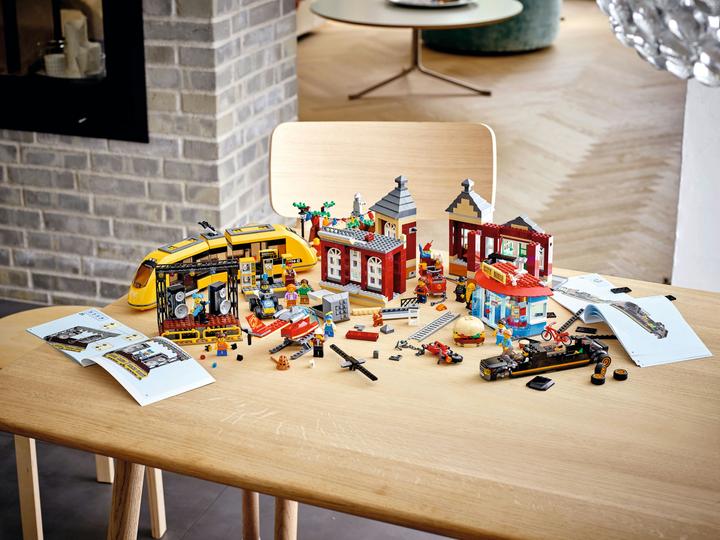 Actual product image LEGO City square (60271, LEGO City)
