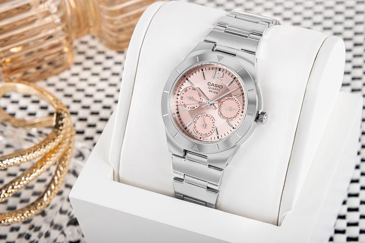 Actual product image Casio LTP-2069D-4AVEG (Analogue wristwatch, 31 mm)