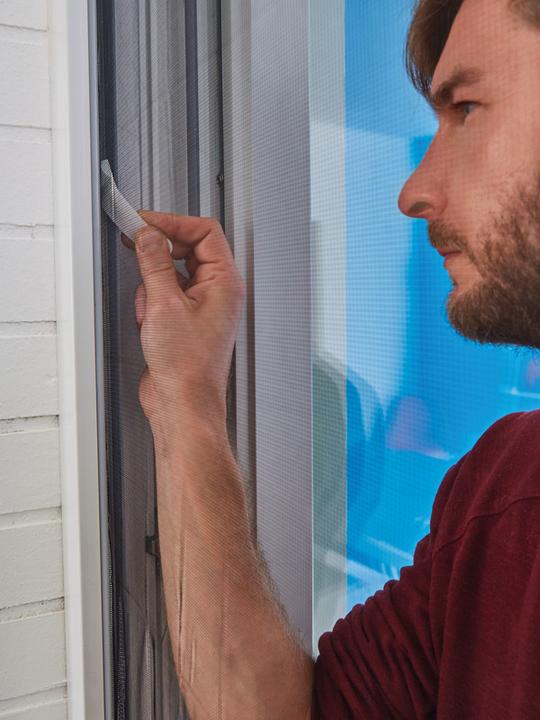 Produktbild tesa Insektenschutz COMFORT für Fenster, mit Klettband, selbstklebend, ohne Bohren (120 x 240 cm)