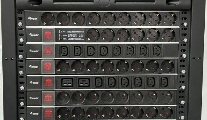 Produktbild equip Steckdosenleiste 19"(1HE)8fach Schukon. 3.0m Alu Sch (8x, CEE 7/4, 3 m)