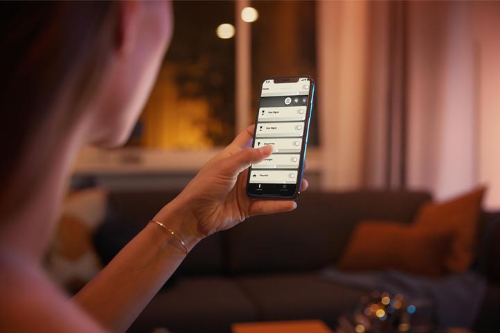 Actual product image Philips Hue White & Color Ambiance BT (E27, 9.50 W, 806 lm, 2 x, F)