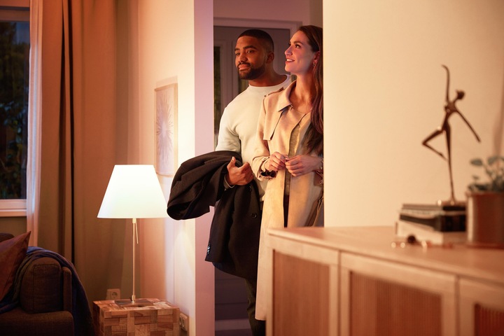 Produktbild Philips Hue White Ambiance BT (E27, 9 W, 806 lm, 2 x, F)
