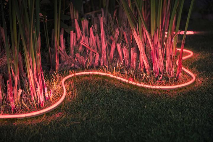 Produktbild Philips Hue Outdoor Lightstrip BT (RGBW, 200 cm, Outdoor)
