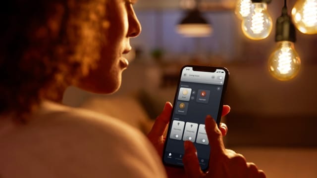 Produktbild Philips Hue White Ambiance (E27, 7 W, 550 lm, 1 x, G)
