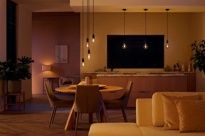 Produktbild Philips Hue White Ambiance (E27, 7 W, 550 lm, 1 x, G)
