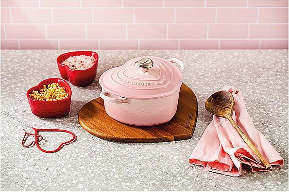 Actual product image Le Creuset Heart Roaster with Heart Knob Shell Pink (20 cm, Casserole + Stewpot, Cast iron)