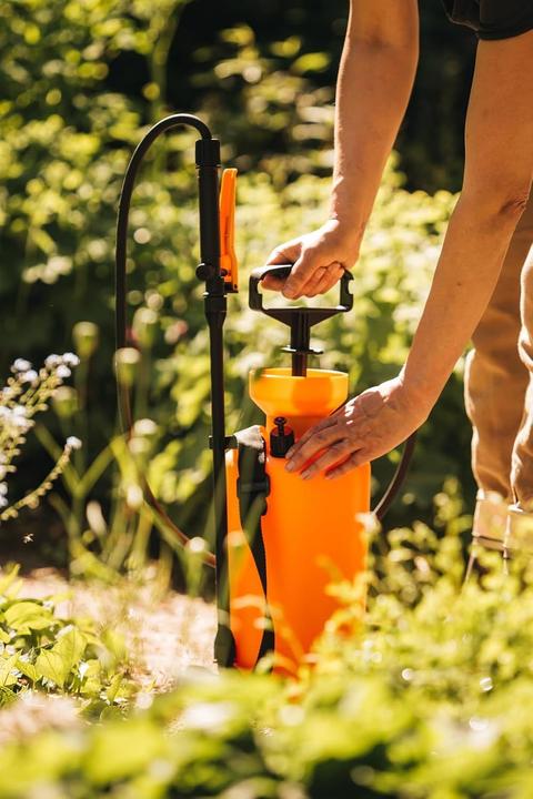 Productafbeelding Fiskars Drukspuit, Voor plantenbehandelingen op waterbasis, Verstelbaar spuitpatroon, Veiligheid (5 l)