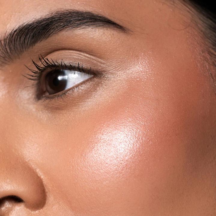 Produktbild Zoeva Samtige Liebe Flüssiger Highlighting Rouge (Peach Nectar)
