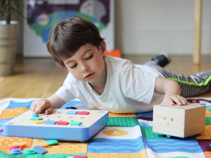 Actual product image Cubetto MINT Coding Robot made of wood from 3 years (Suitable for Montessori) - German version