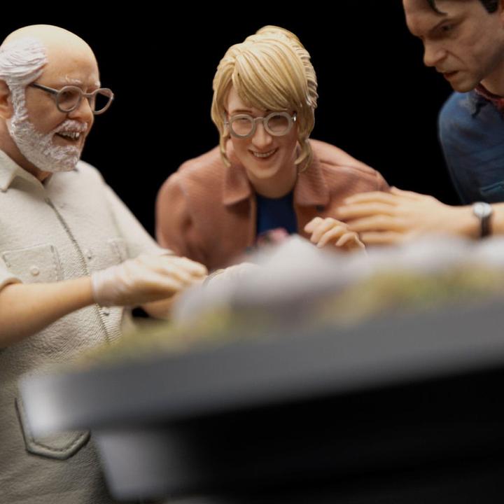 Actual product image Iron Studios Jurassic Park Scale Statue 1/10 Dino Hatching 23 cm