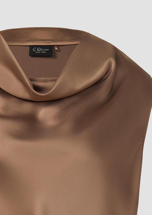 Immagine prodotto s.Oliver Ärmellose Satin-Bluse mit Wasserfall-Ausschnitt im Regular Fit (48)