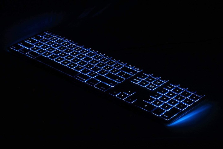 Produktbild Matias Erweiterte USB-Tastatur für Mac OS mit RGB Backlit (CH, Kabelgebunden)