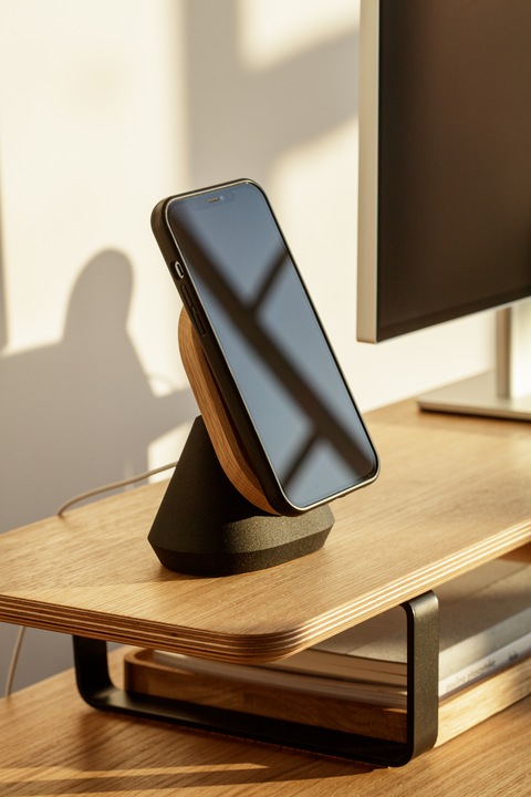 Actual product image Oakywood MagSafe iPhone Stand - vertical iPhone dock - color Oak -