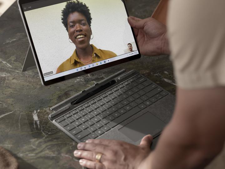 Produktbild Microsoft Surface Pro X (13", Microsoft SQ1, 128 GB, 128 GB)
