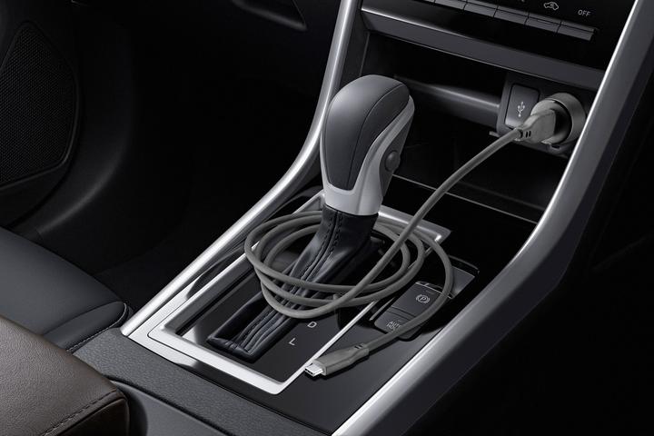 Produktbild Cellularline CELLULAR LINE Autoladeger?t mit einziehbarem Kabel (60 W, USB Typ