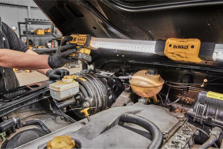 Image du produit DeWalt Lampe à LED pour l'éclairage du compartiment moteur (1700 lm)