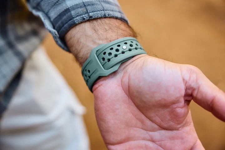 Actual product image UAG Urban Armor Gear Monarch Strap| Apple Watch Ultra/42/44/45/46mm| olive/titanium| (194158117236) (Fluoroelastomer, Rubber, Apple Watch Ultra)
