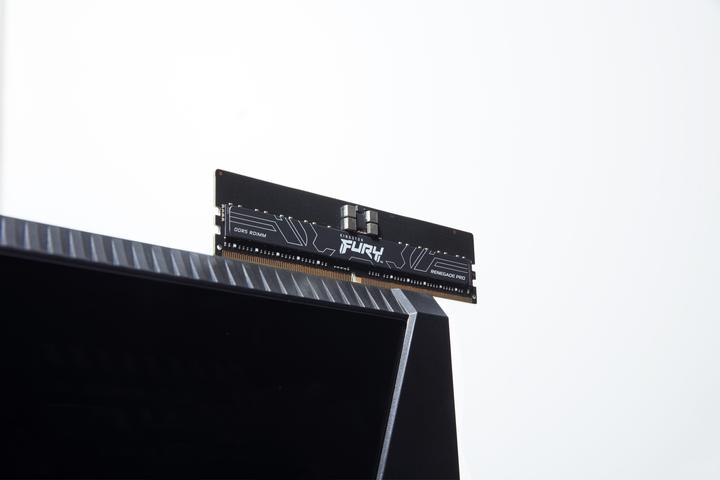 Produktbild Kingston D5128GB 6000-32 Renegade PRO ECC K8 KFY KF560R32RBK8-128 (8 x 16GB, 6000 MHz, DDR5-RAM, R-DIMM)