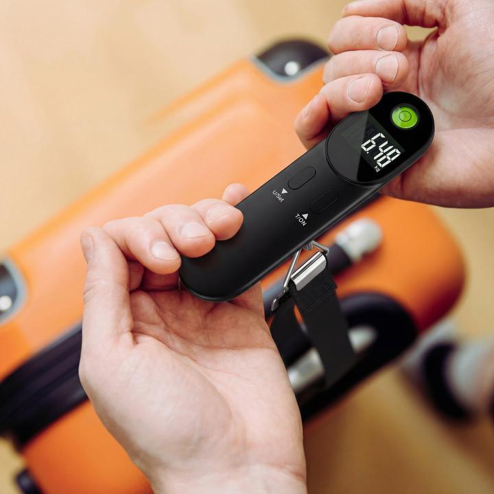 Produktbild Bearware Kofferwaage digital, bis 50 kg, mit Wiegeband & Haken, für Reisen, Gepäckwaage mit Display, schwarz (Kofferwaage)