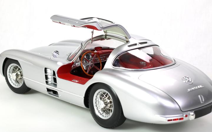 Actual product image Legrand MB 300 SLR Uhlenhaut Coupé kit 1:8 red version