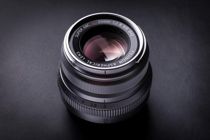 Produktbild Fujifilm Fujinon XF 35mm f/2 R WR (Fujinon XF, APS-C / DX)